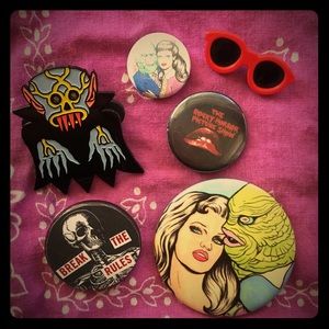Assortment of 6 spooky horror pins/brooches